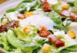 厚切りベーコンと温玉のシーザーサラダ　